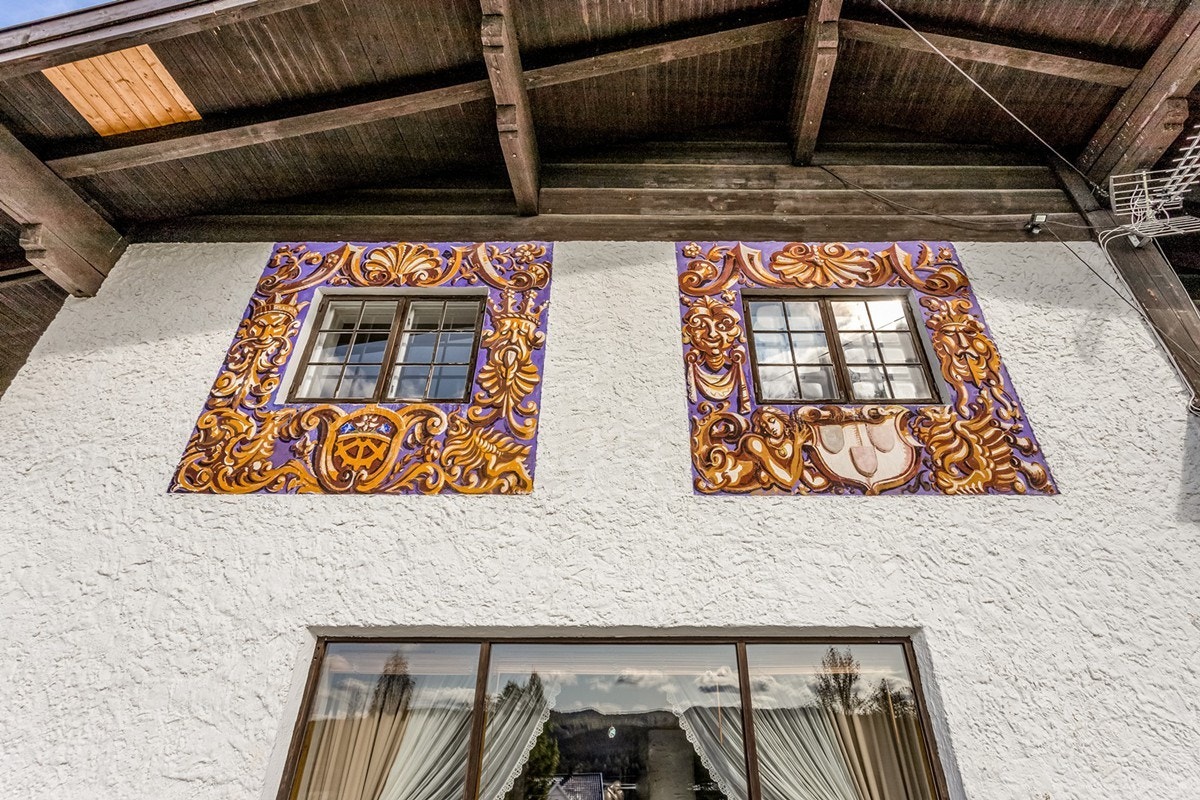 Unike detaljer og utsmykning rundt vinduene.. Galleribilde