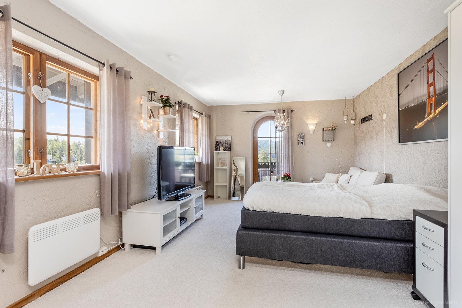 Soverom 2 etg. med utgang til terrasse. Her våkner man til natur og ro! Galleribilde