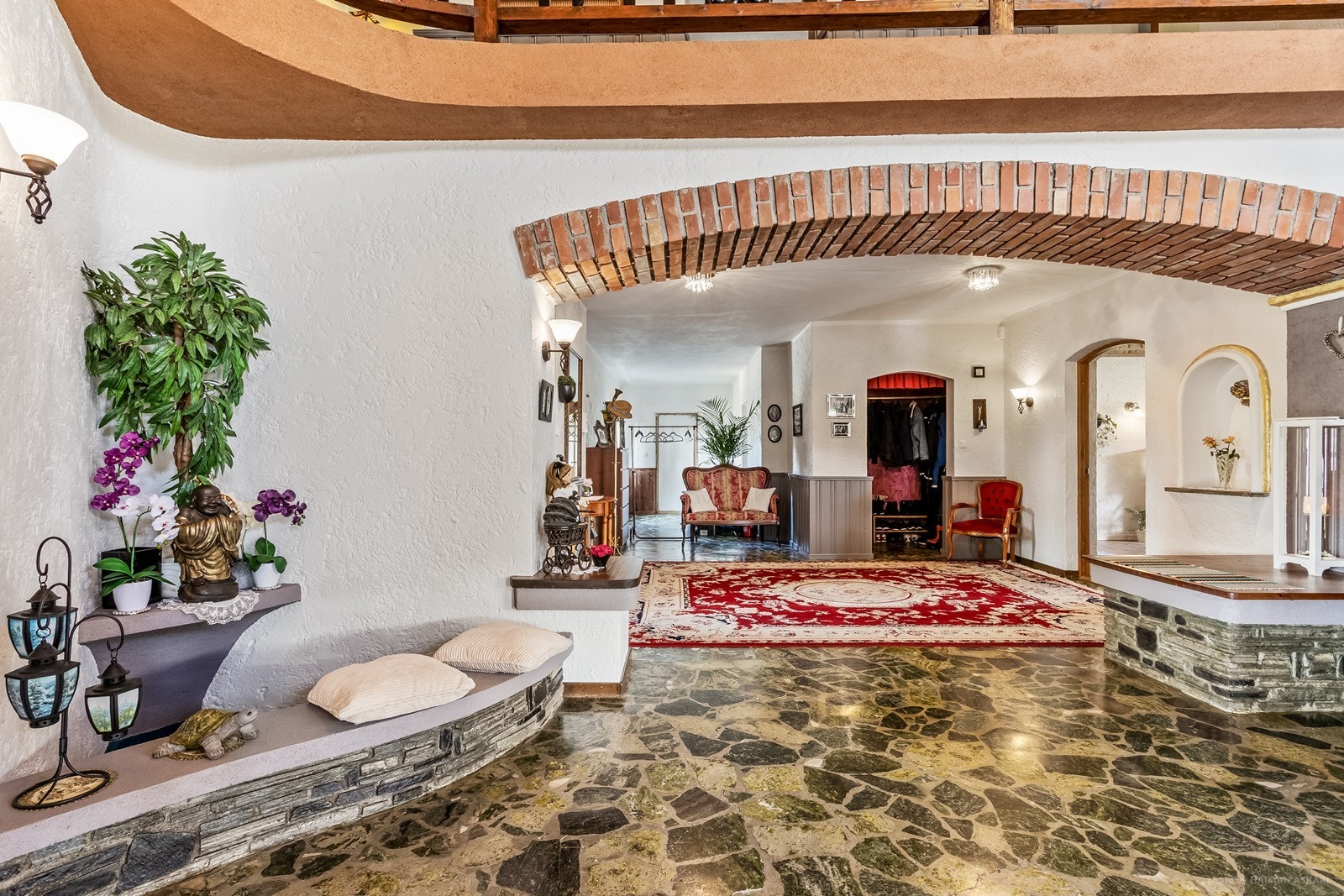 Steinarbeidet er boligen er av ypperste håndverksmessige utførelse Galleribilde