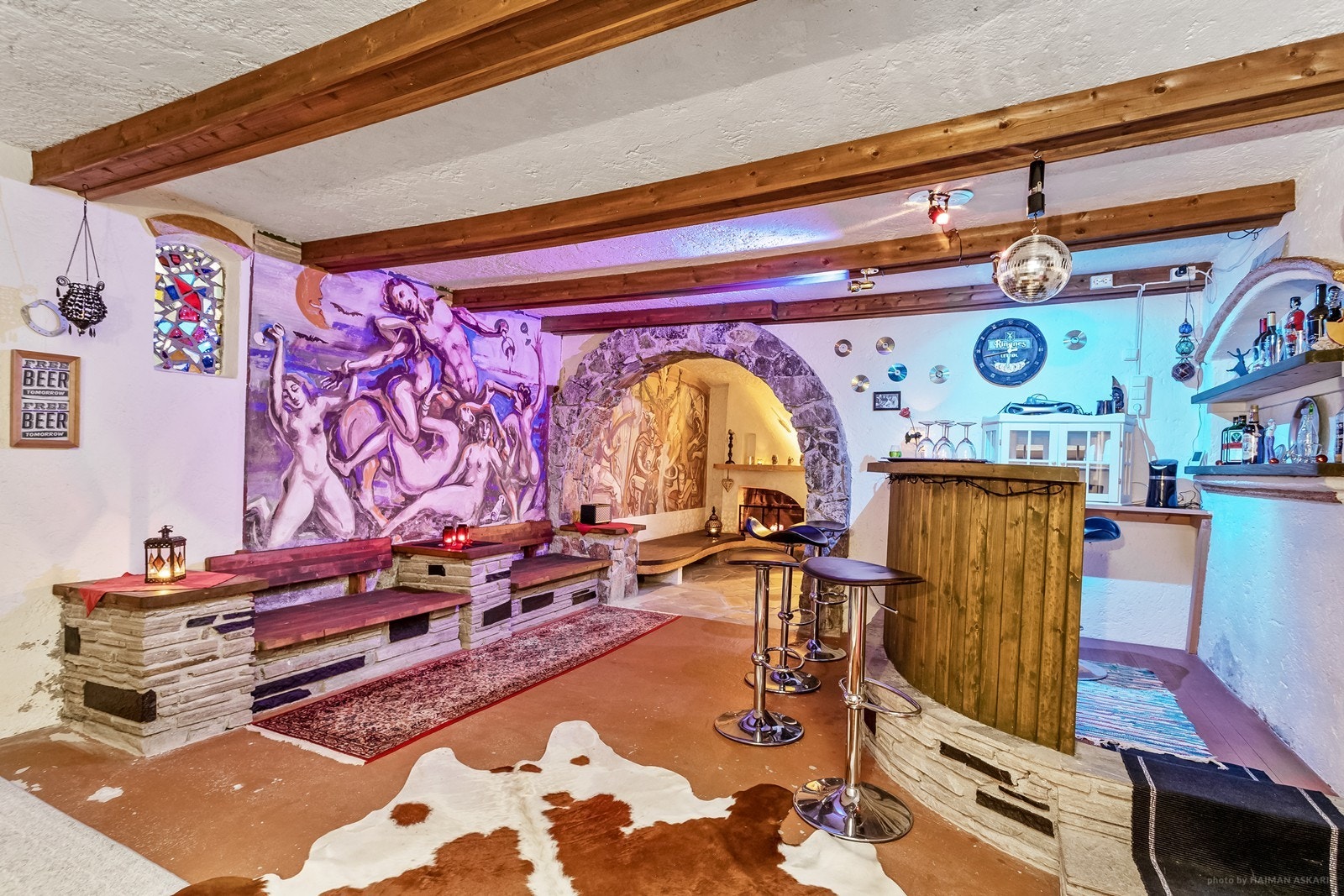 Baren i u. etg. Ord blir overflødige.. Galleribilde