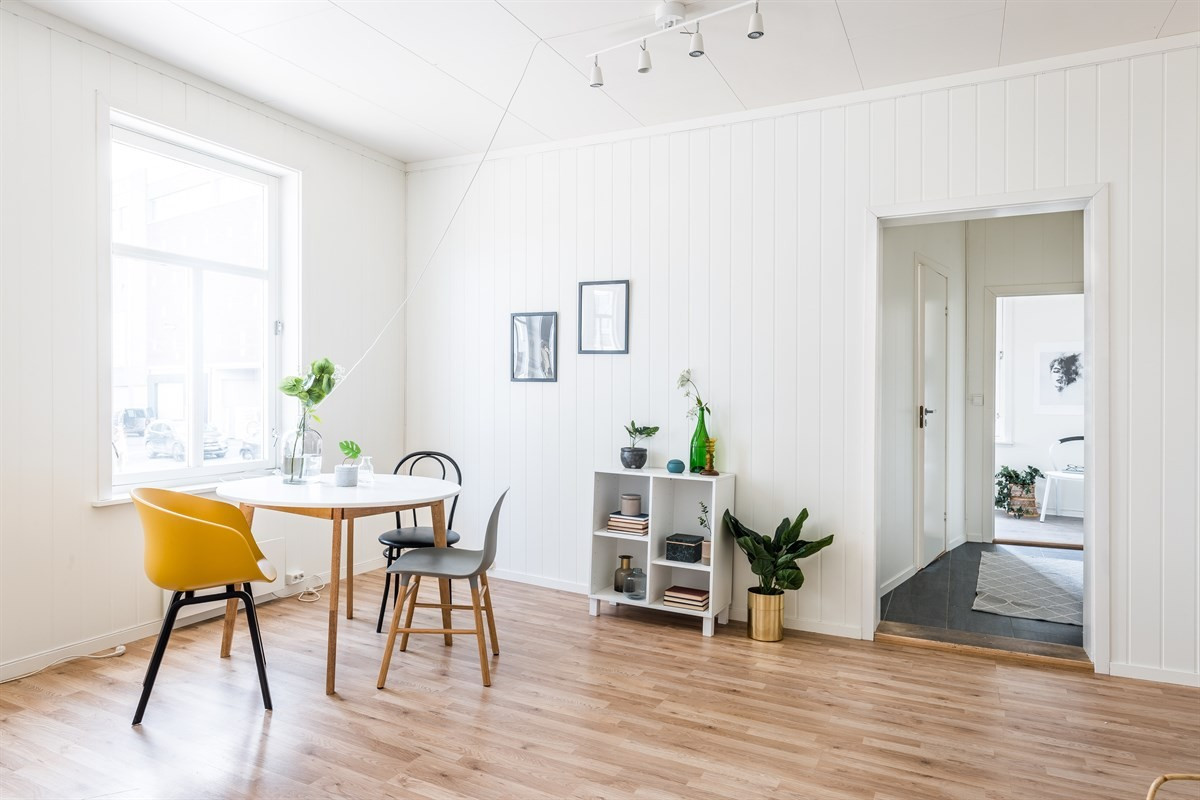 Leiligheten er lyst og moderne innredet med gjennomgående god standard