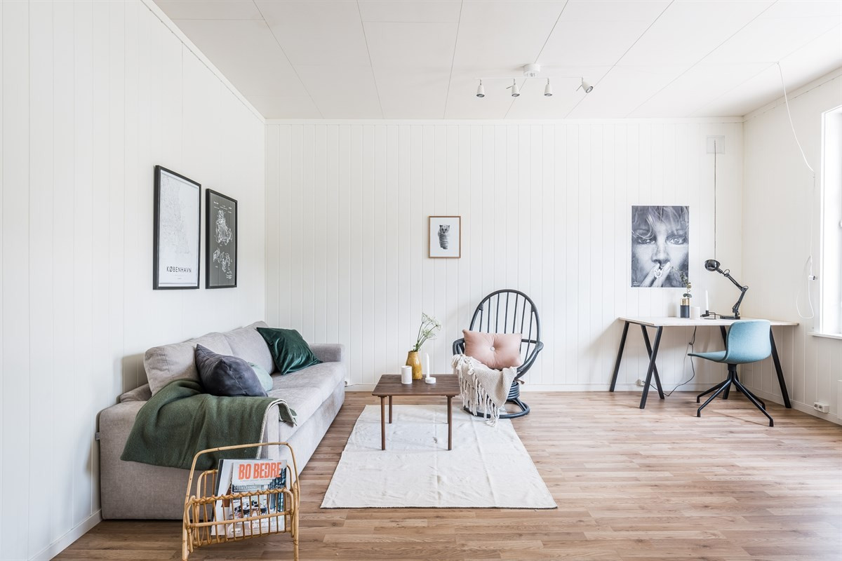 Stue med parkett på gulv og lyse flater