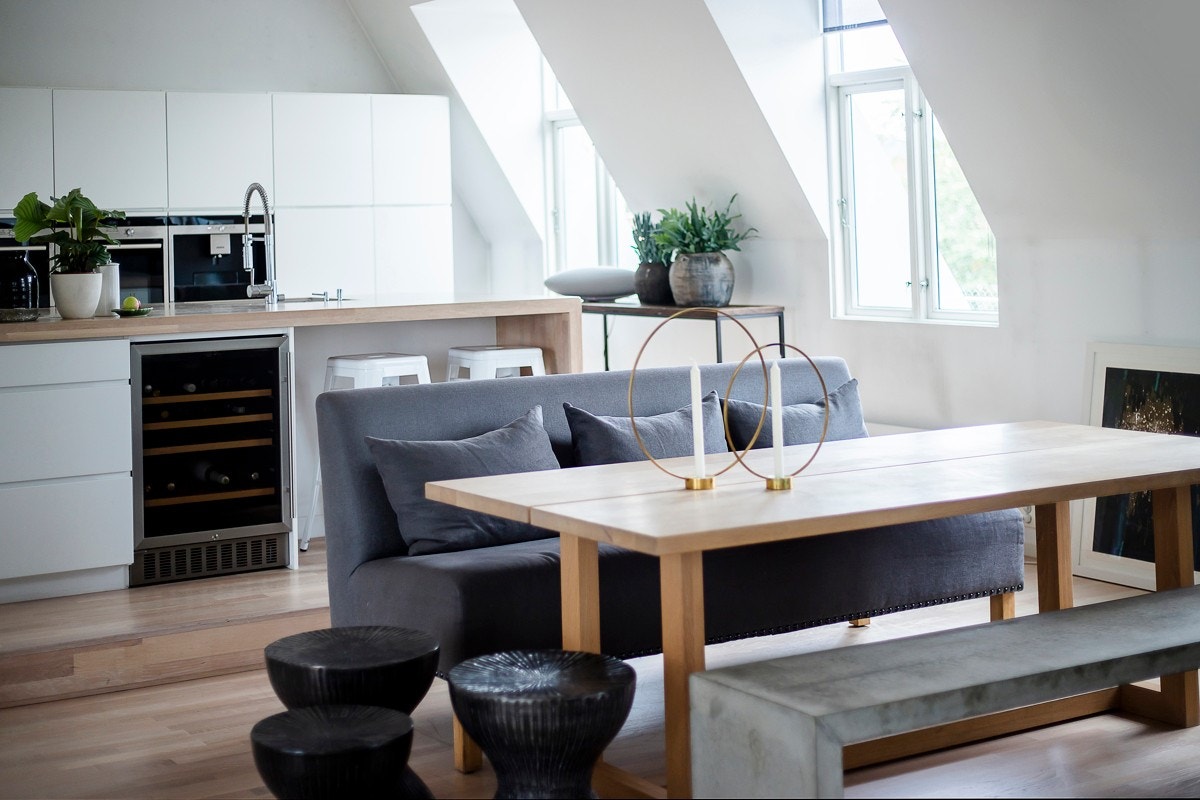 Hele bakveggen har fått høyskap der hvite håndtaksløse fronter skaper et visuelt behagelig uttrykk mot stuens hvite vegger. Galleribilde