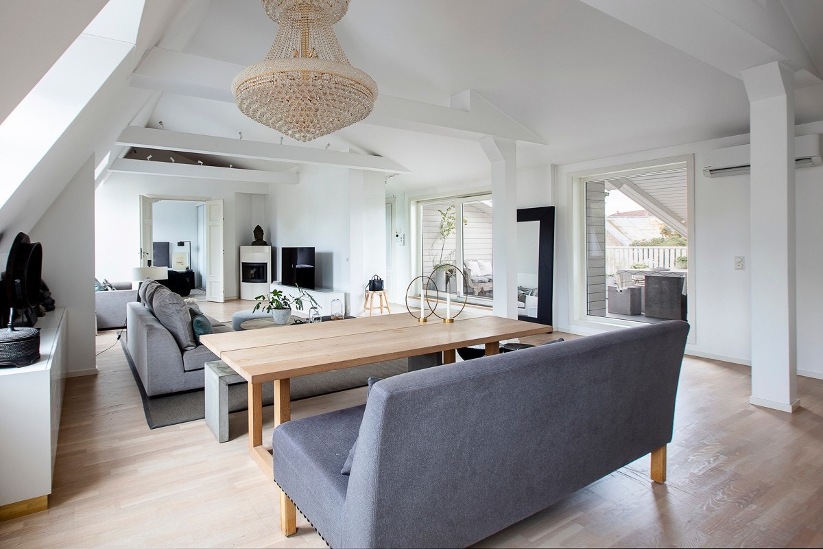 Stuen er et imponerende stort rom med kjøkken og spiseplass i ett. Galleribilde