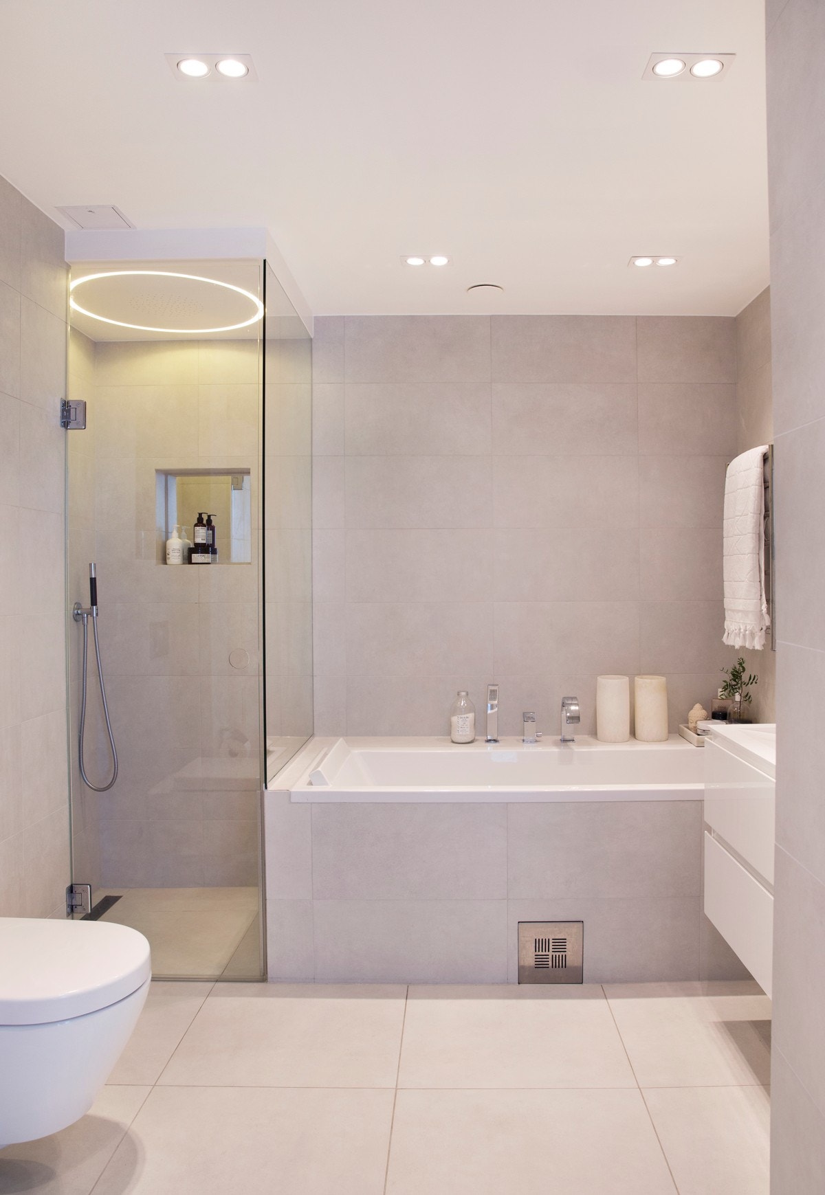 Badet veggmontert toalett og en helstøpt Villeroy & Bosch dobbelservant på lys skuffeseksjon. Galleribilde