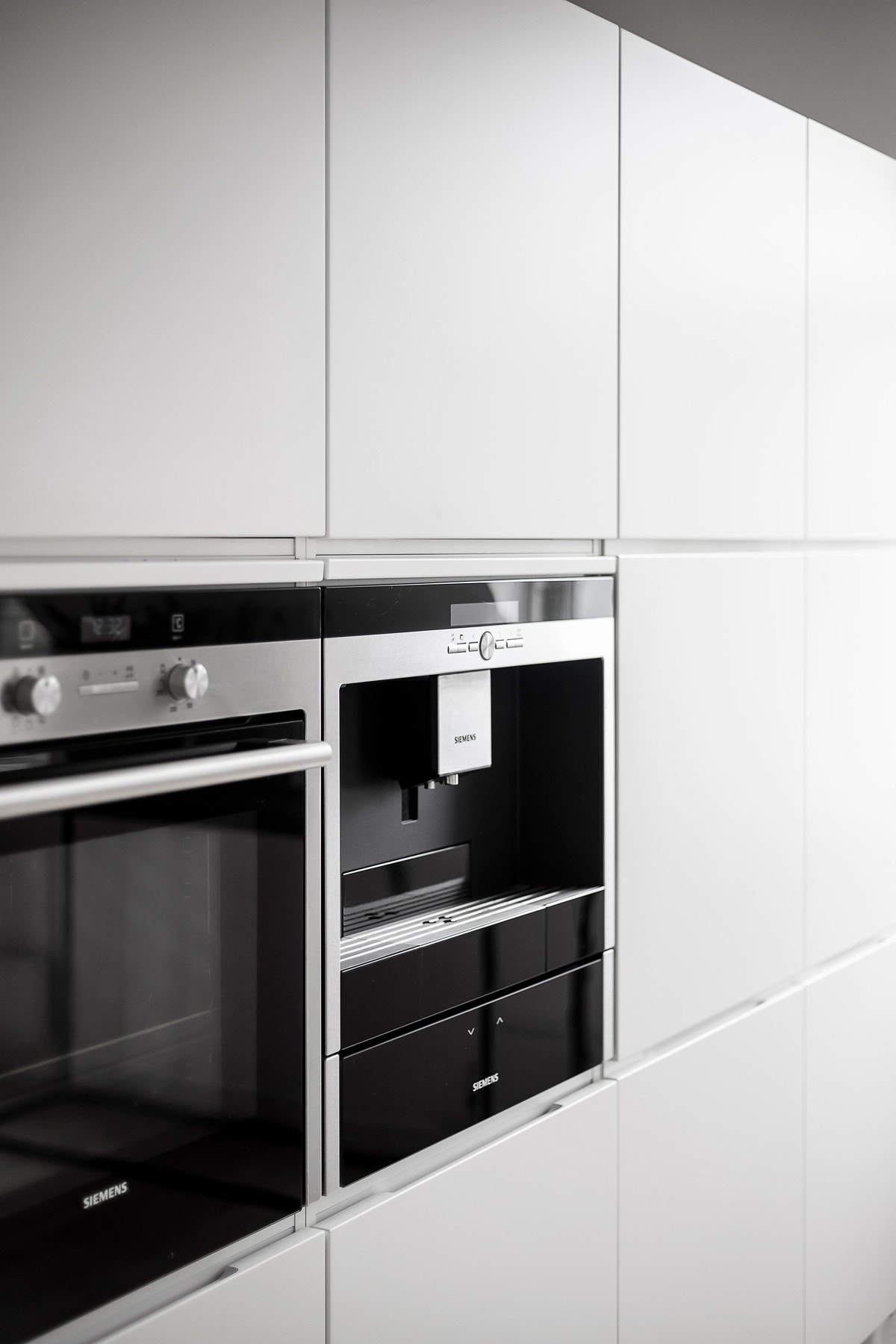 Det er integrert stekeovn, kjøl, frys, dampovn og kaffemaskin på kjøkkenet. Galleribilde