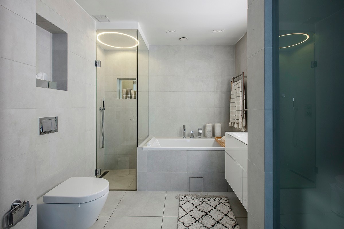 Badet ble oppusset i 2015 og er påkostet med både innmurt badekar og dusjnisje. Galleribilde