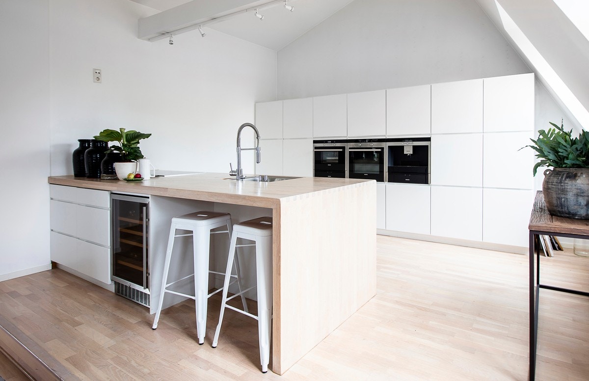 Kjøkkenet ligger fint tilbaketrukket innerst i stuen og er designet for behagelig kokkelering. Galleribilde