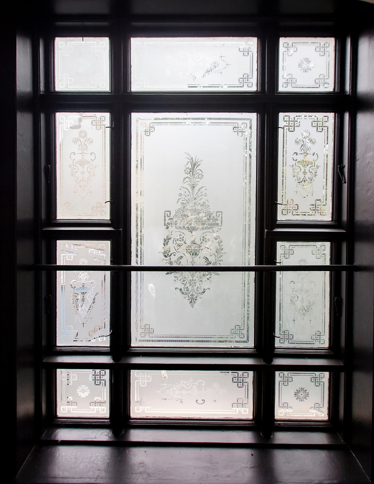 I den oppgangen er det inngangsparti med historiske fliser og en høyreist, dobbelfløyet ytterdør med store glassfelt Galleribilde