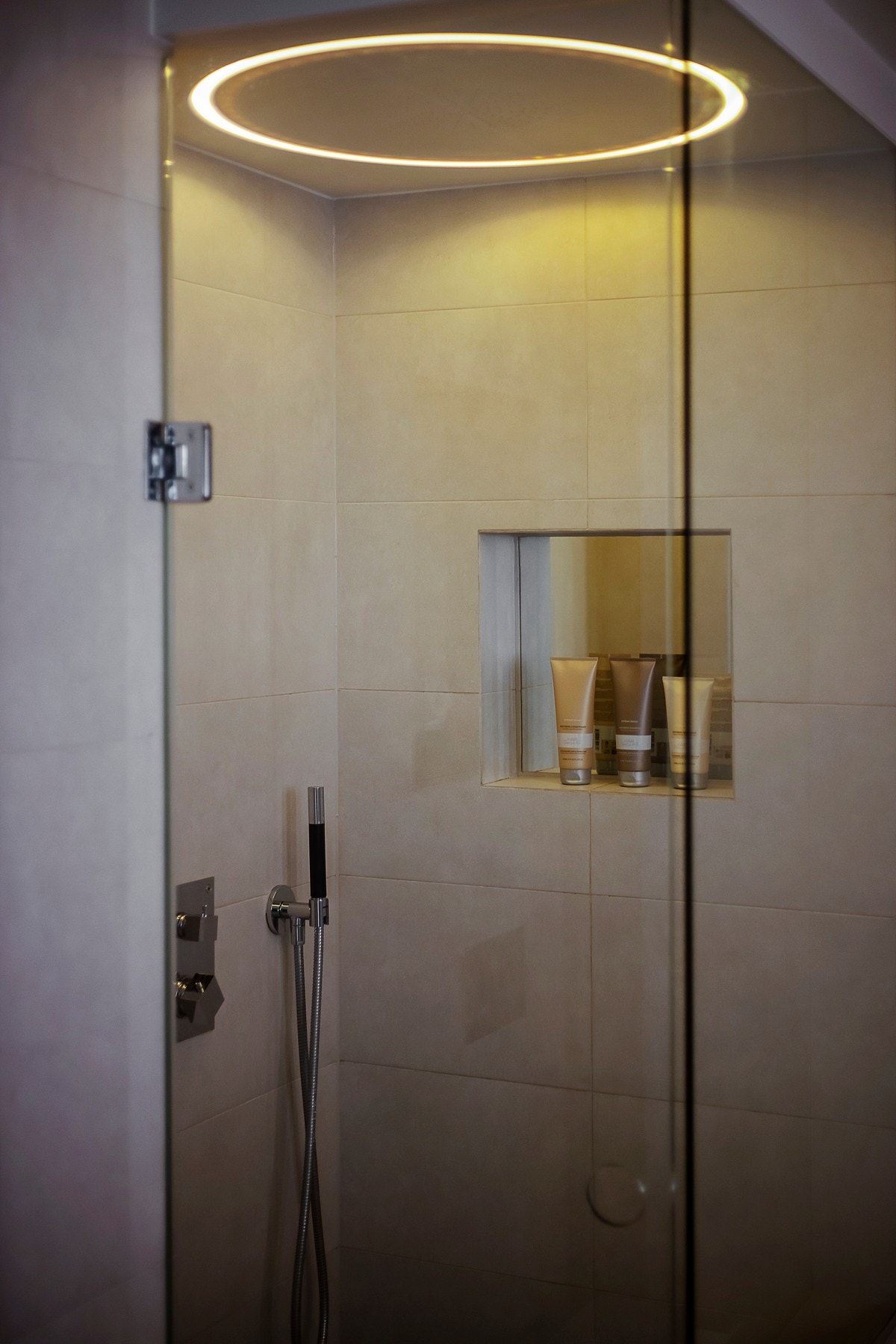 Dusjnisjen er avskjermet av glassvegg og -dør, den har integrert hylle og en herlig regnfallsdusj med belysning i himling. Galleribilde