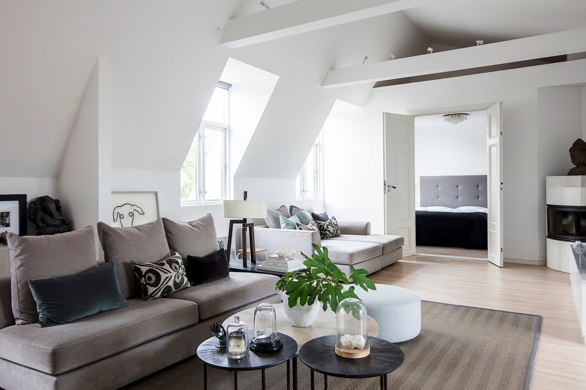 På gulvet er det hvitoljet eikeparkett, mens vegg- og himlingsflater er malt i helhvitt. Galleribilde