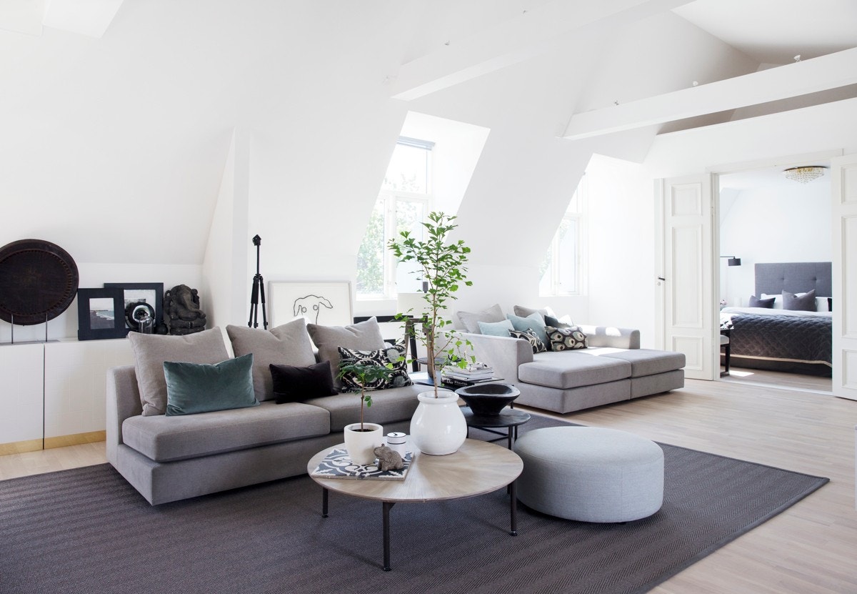 I front har stuen en lang rekke vinduer som lar dagslyset fylle rommet. Galleribilde