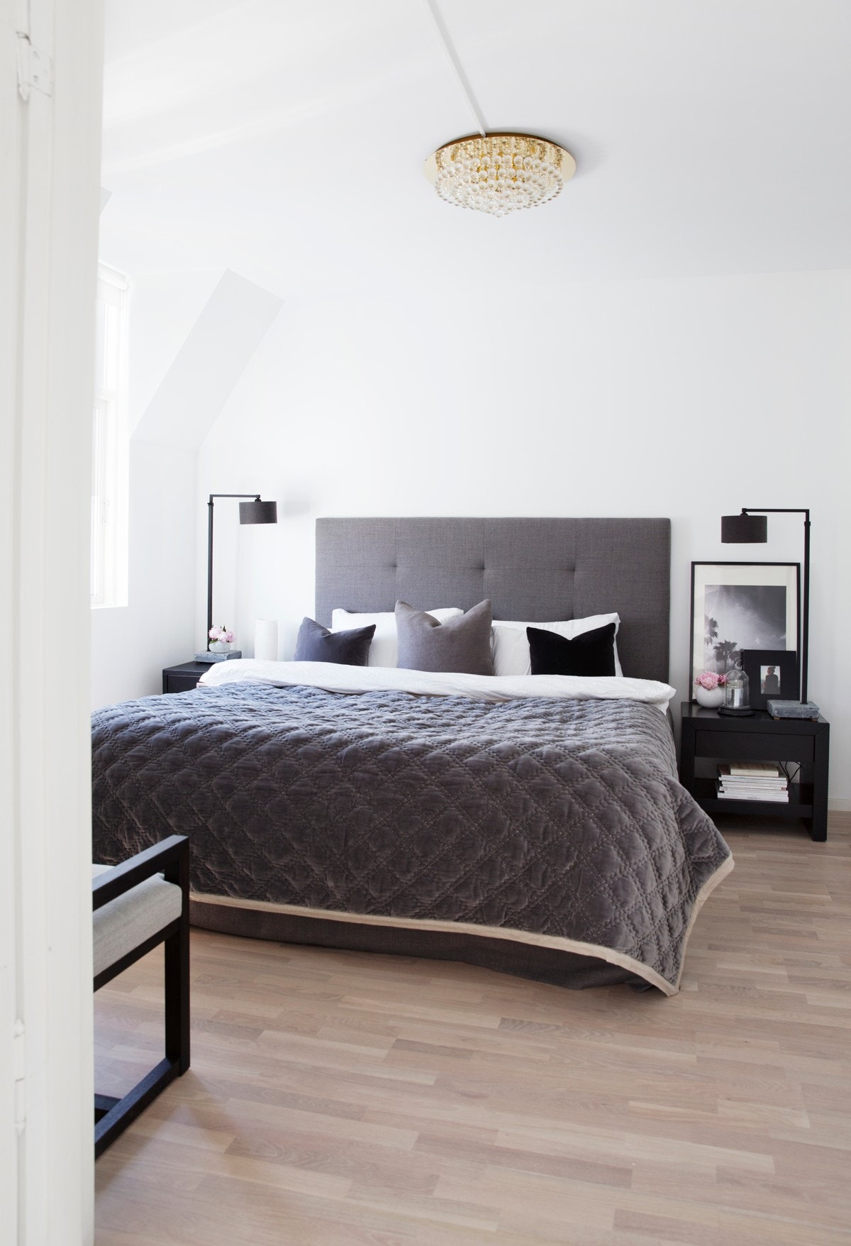 Hovedsoverom ligger med dobbefløyet adkomst fra stuen og har plass til dobbeltseng med sidestilte nattbord. Det er tilsammen 3 soverom i boligen. Galleribilde