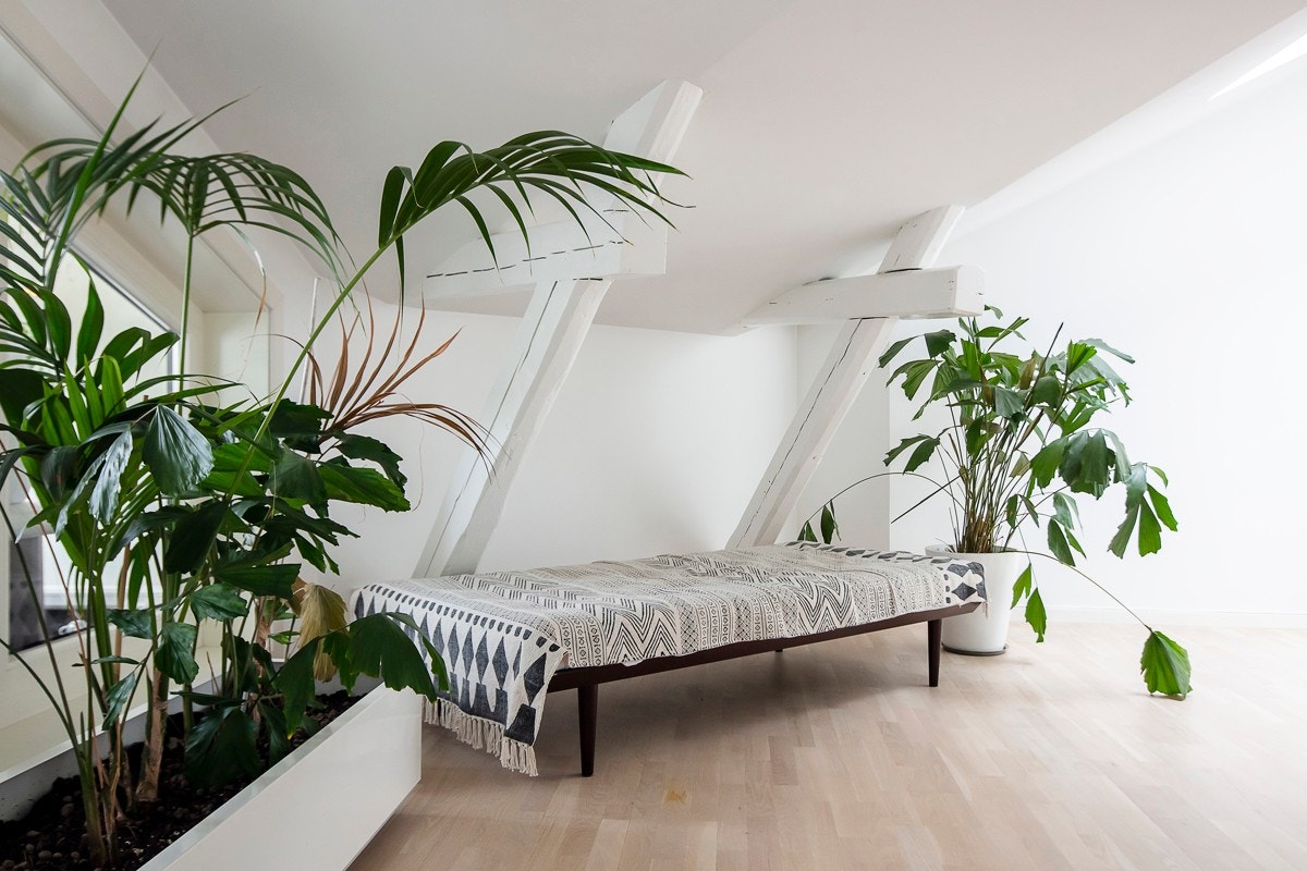 Begge hybeldelene har intern adkomst fra hovedboligen, slik at arealene med enkle grep kan integreres til en helhetlig bolig ved behov. Galleribilde