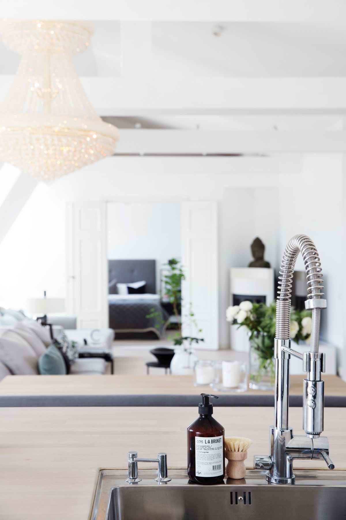 På barløsningens solide benkeplate er det fasettlimt stålkum og nedfelt induksjonstopp. Galleribilde