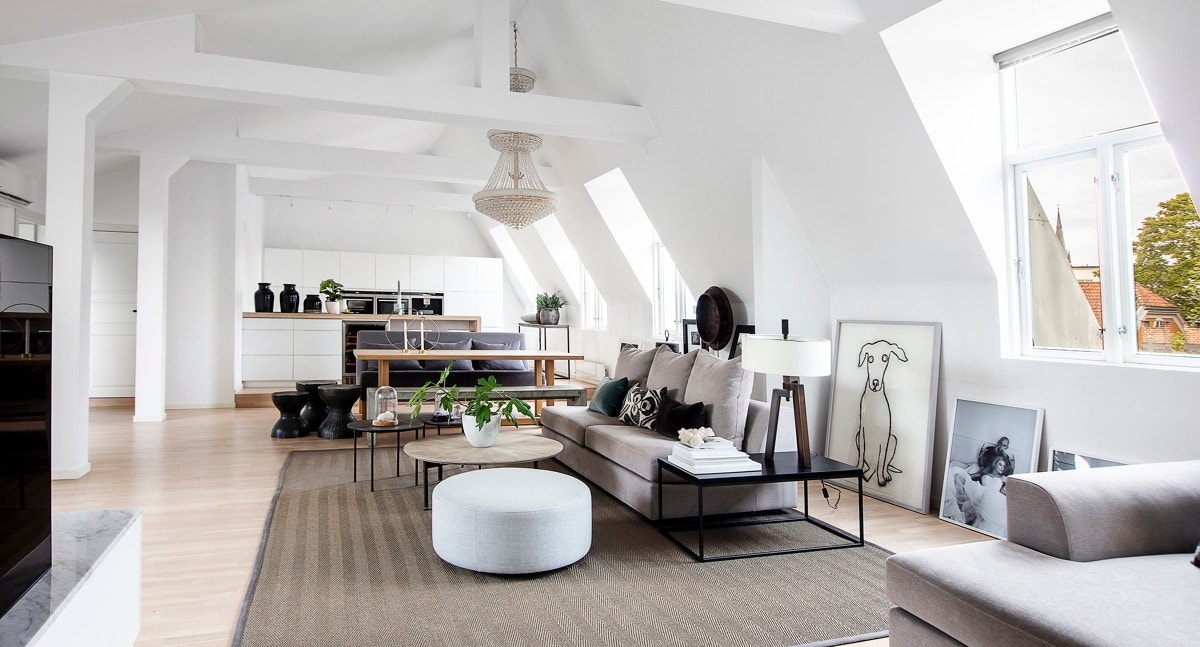 Stuen har synlige takbjelker og godt lysinnslipp. Flott takhøyde på ca. 4 meter til mønet. Galleribilde