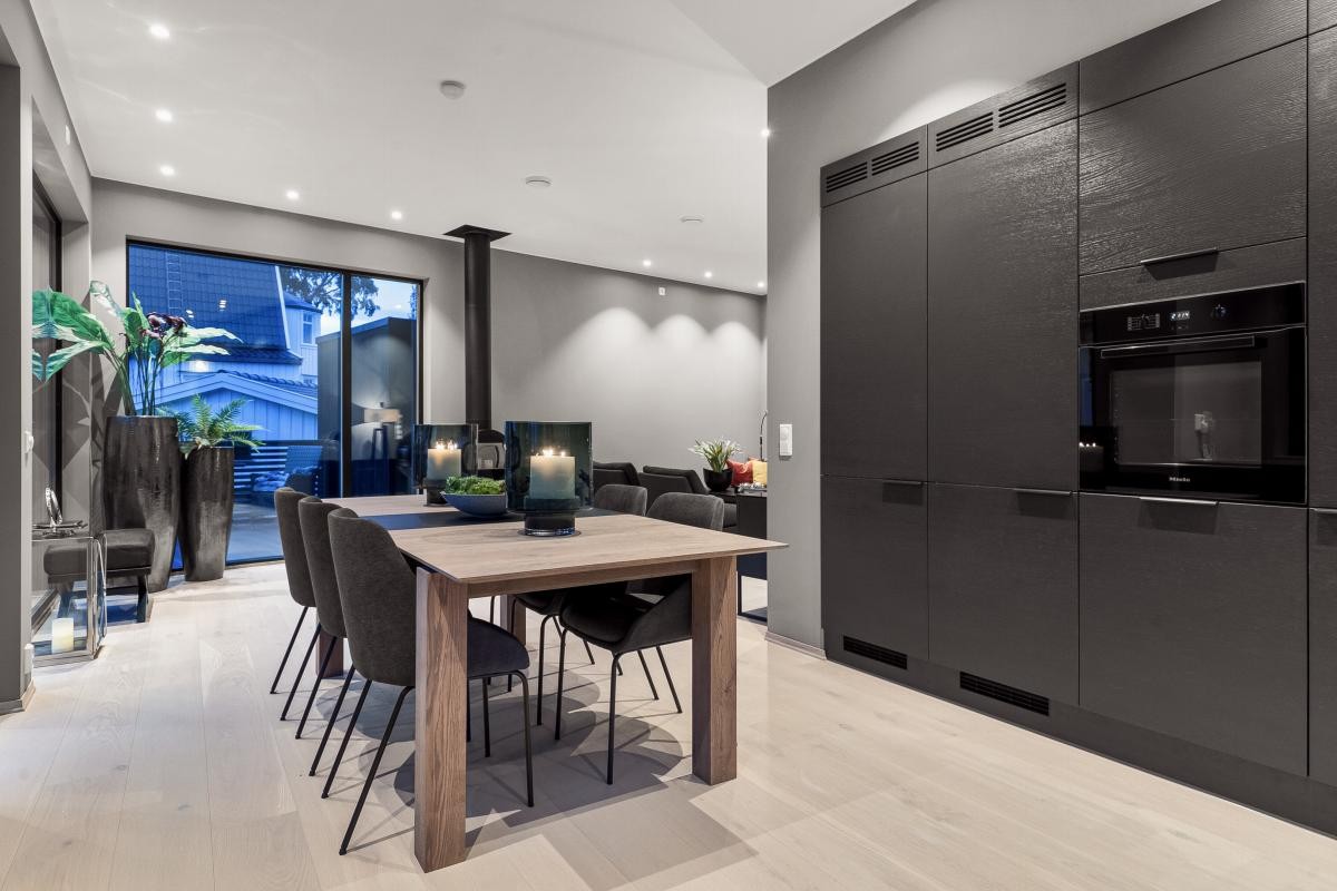 God plass til stort spisebord på kjøkkenet. Galleribilde