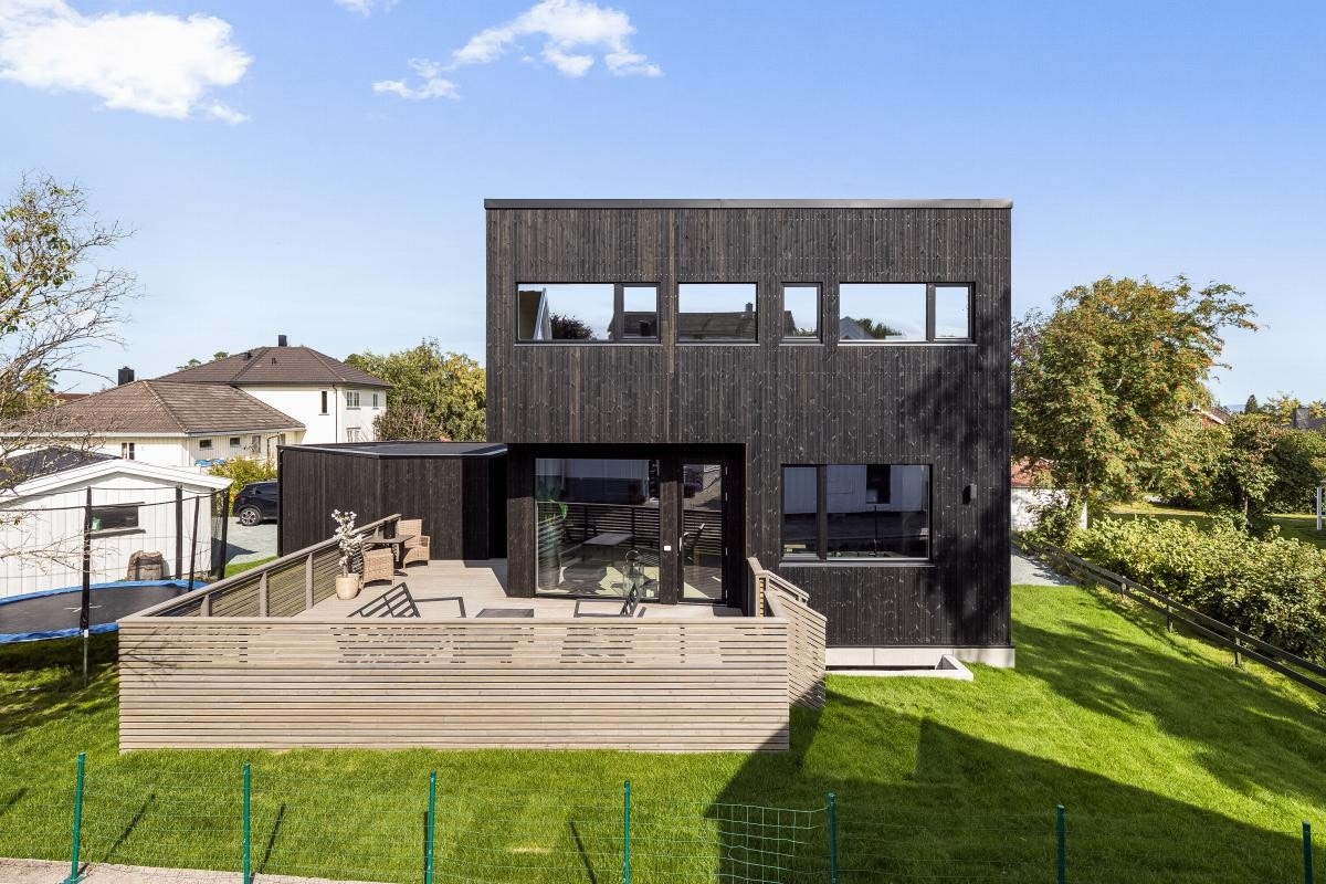 Tomten er flott arrondert med ferdigplen og terrasse. Galleribilde