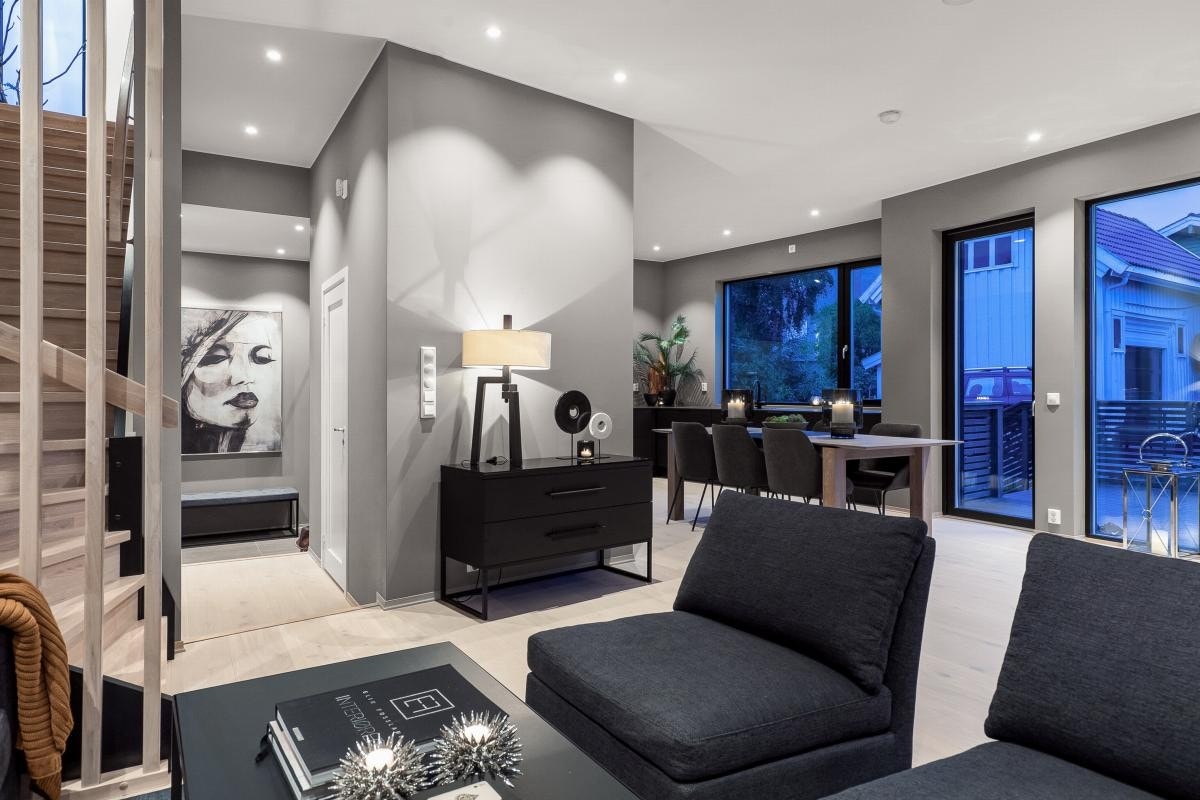 Åpen planløsning, men samtidig delte soner i kraft av etasjens planløsning, og materialer av høy kvalitet. Galleribilde