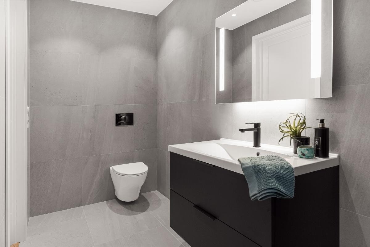 Det er varmekabler i alle rom med flis, herunder: vindfang, 2 bad, og vaskerom Galleribilde