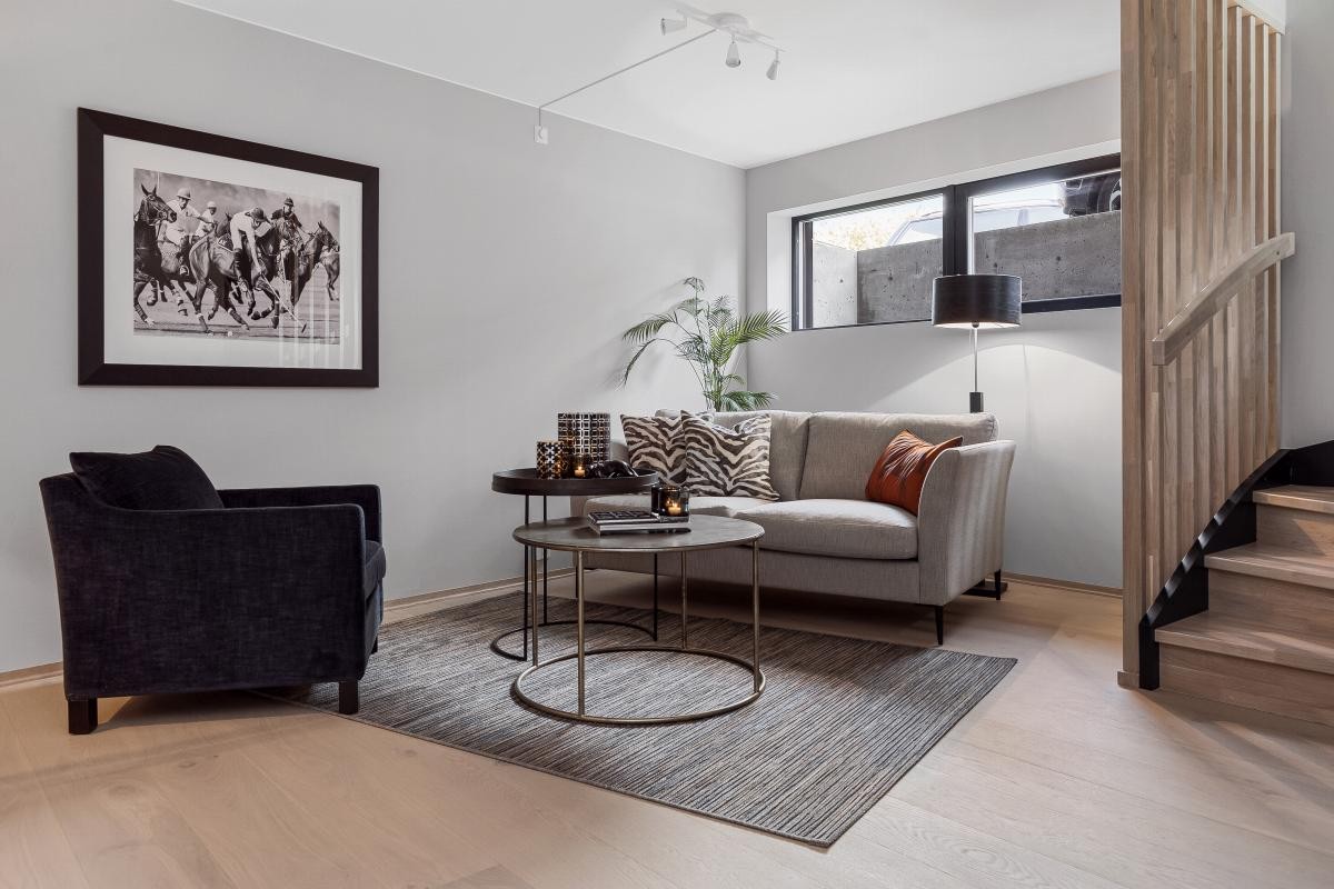 Trapp ned til kjeller gir tilgang til romslig soverom, stue og vaskerom/tekniskrom Galleribilde