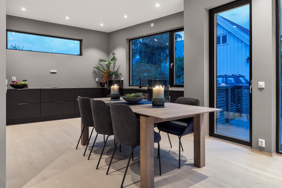 flere store lysflater på alle vegger, som gir godt med innlys og gjennomlys. Galleribilde