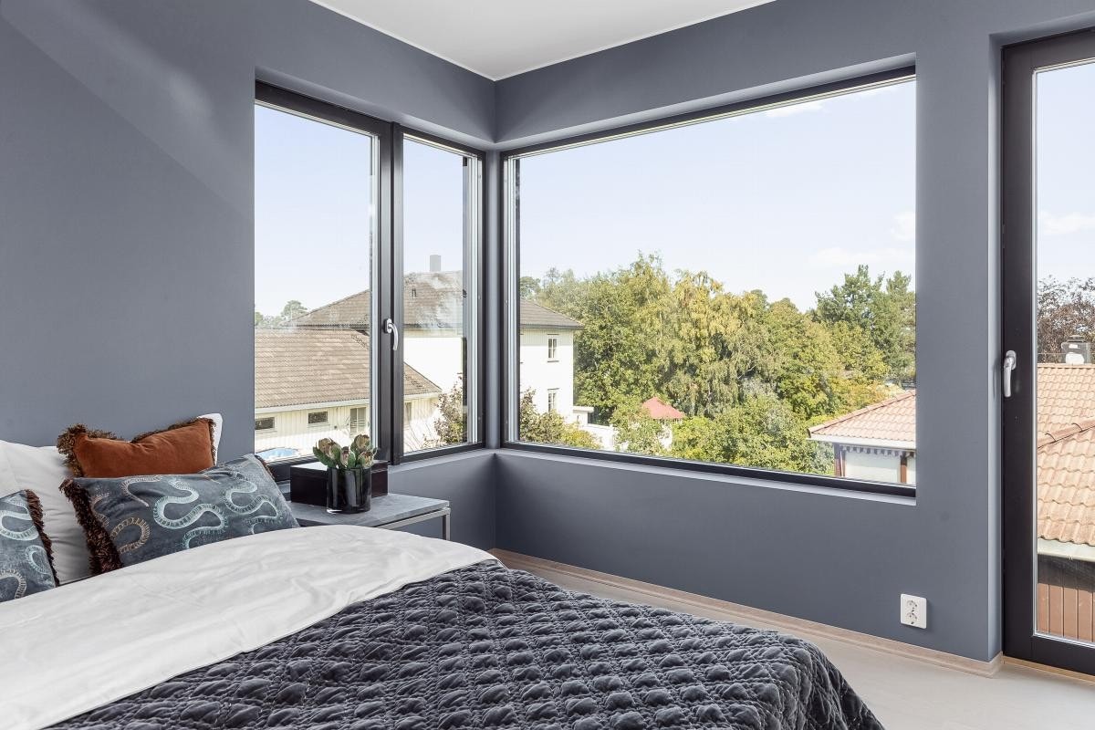 Hovedsoverommet preges, som øvrige rom i boligen, av materialer av høy kvalitet. Galleribilde