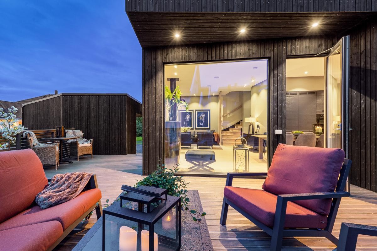 Terrassen oppleves skjermet med gjerdet hele veien rundt. Galleribilde