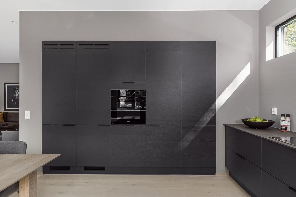 På kjøkkenet er det innbygd flere himlingshøye ståskap og overskap med masse skapplass. Galleribilde