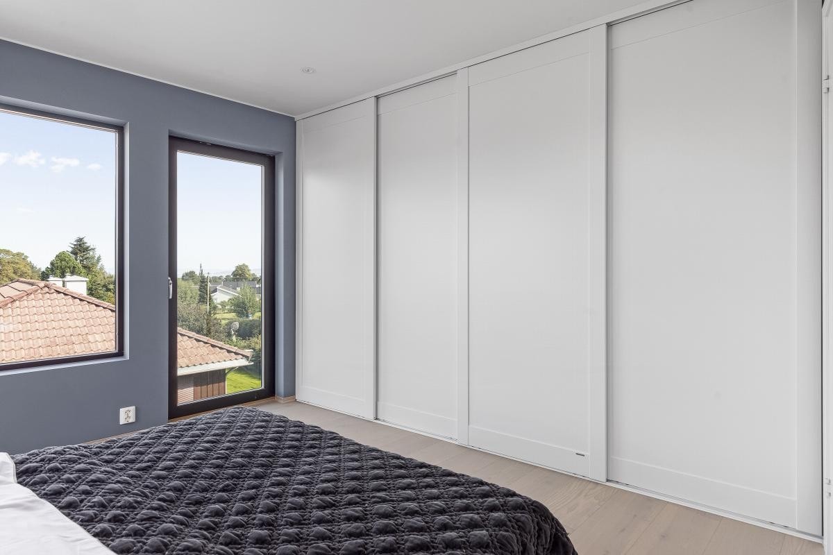 Hovedsoverommet er romslig med innholdsrik skyvedørsgarderobe. Galleribilde