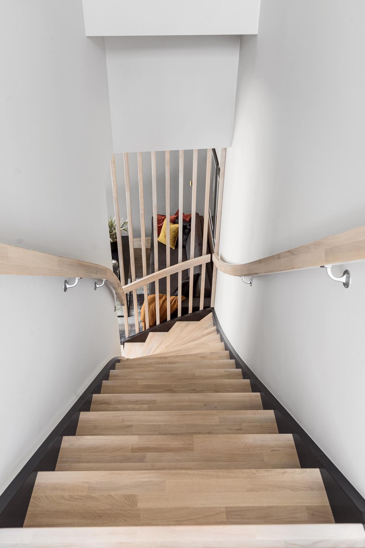 Flott trappeløp går gjennom alle etasjeplan og er levert av Tydal trappefabrikk. Detaljer som hvitpigmenterte eiketrinn, tre spiler og sorte vanger. Galleribilde