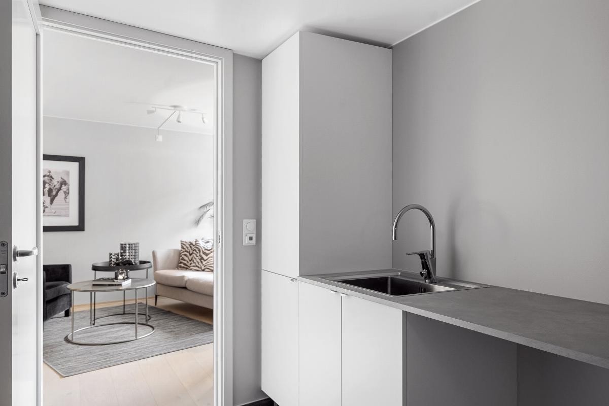 På vaskerommet har man god plass til å tørke klær. Teknisk utstyr til ventilasjonsanlegget er plassert slik at det ikke tar unødig areal fra øvrige rom i boligen. Galleribilde