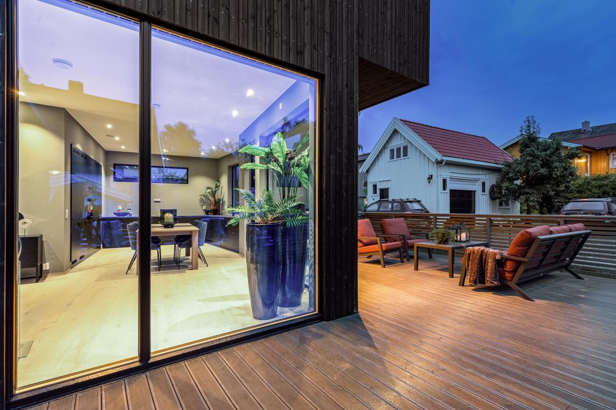 Via balkongdør har man tilgang til stor terrasse. Galleribilde