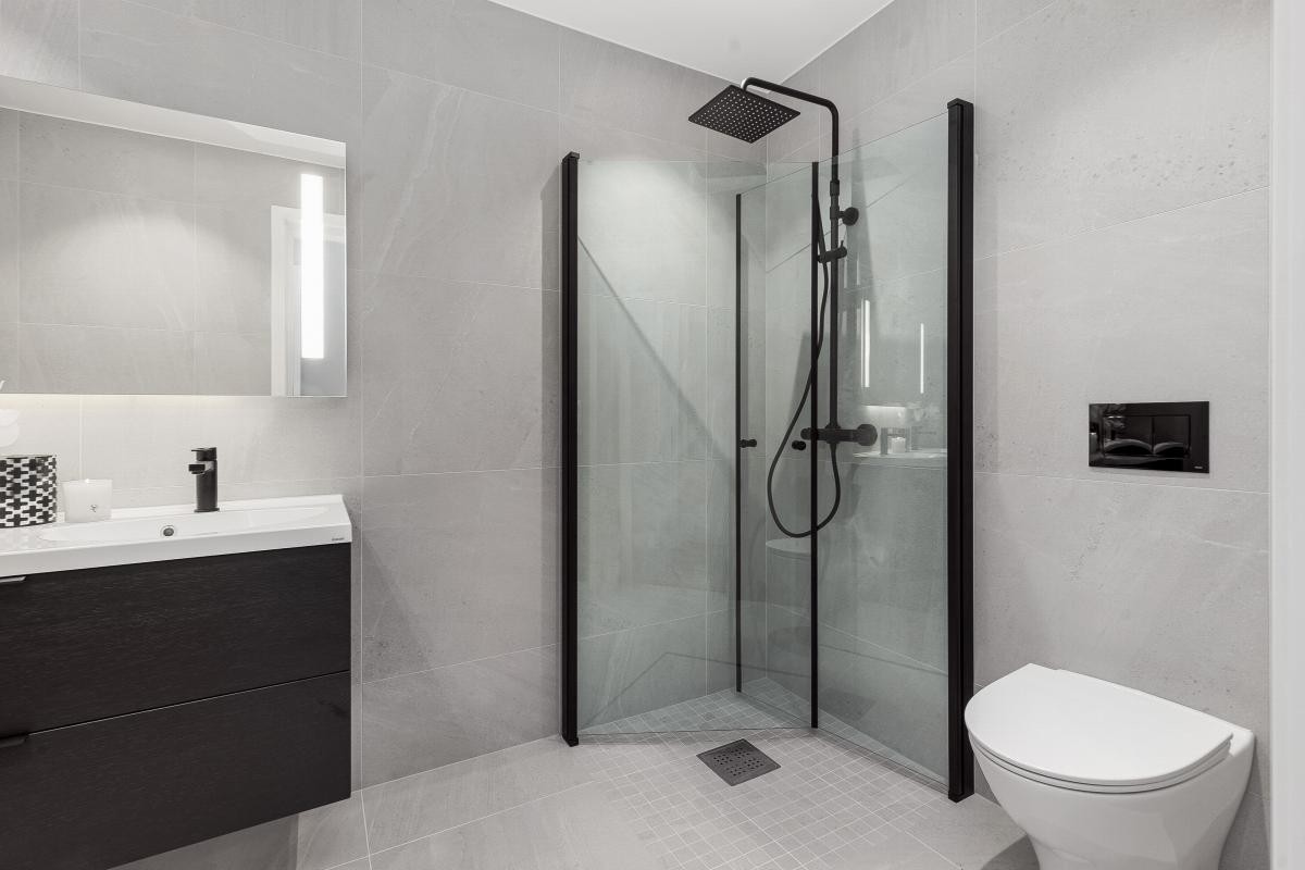 Badene har flotte 60x60 fliser på gulv. Videre har badene rainshower i dusjsonen, med praktiske Innfellbare glassdører. Galleribilde