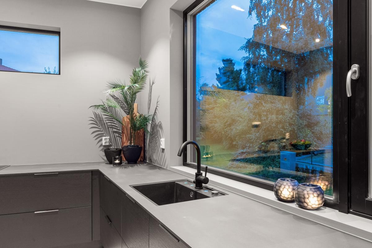 Vask er underlimt, noe som bidrar til å holde kjøkkenet ryddig. Galleribilde