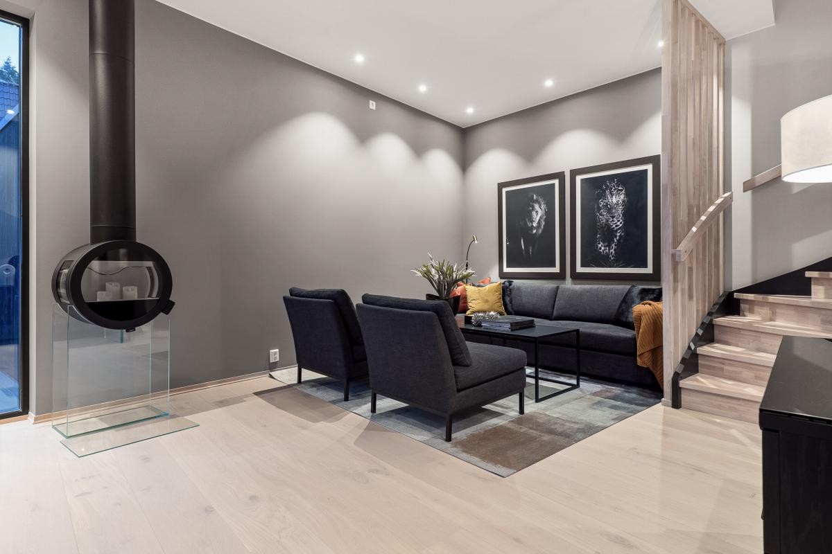 Sentralt på stuen har man en flott peisovn. Galleribilde