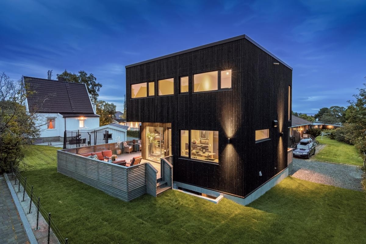 Boligen ligger ypperlig til i et veletablert boligområdet. boligen ligger trukket bort ifra hovedveiene i området og fremstår skjermet Galleribilde