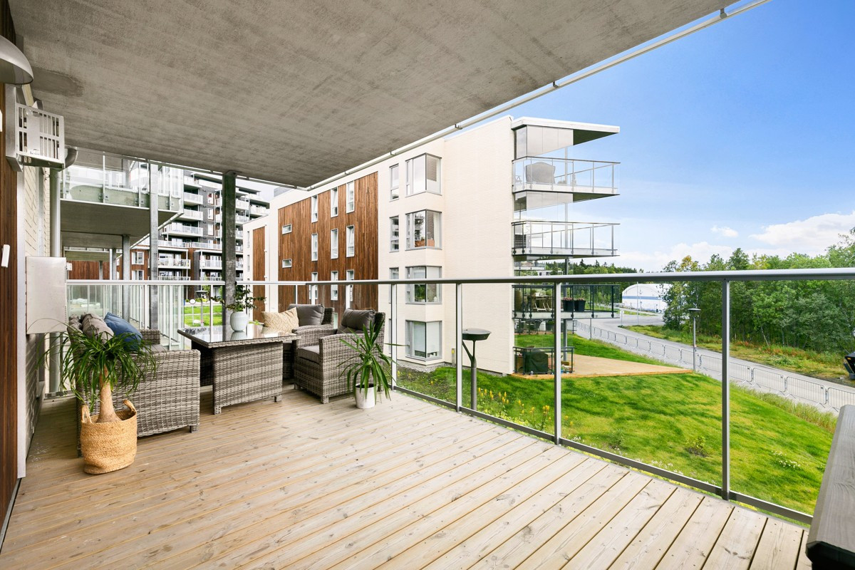 Overbygd balkong med flott beliggenhet på hjønet av bygget