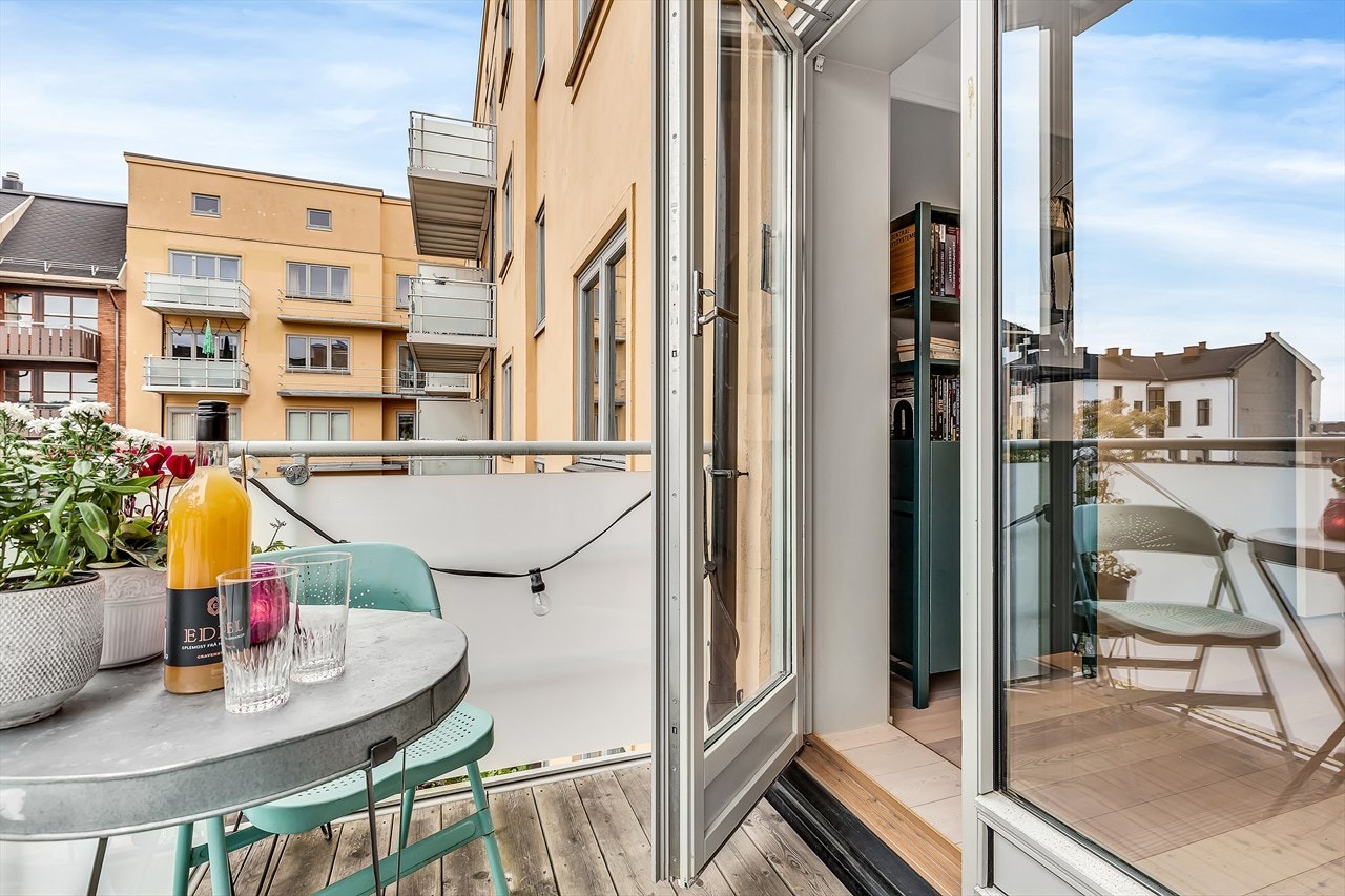 Balkongen vender mot bakgården Galleribilde