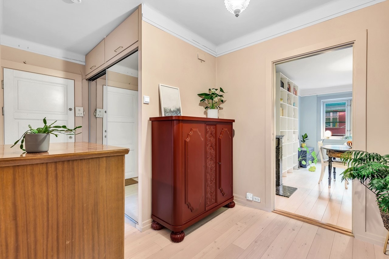Godt med lagringsplass i skyvedørsgarderobe med overskap Galleribilde