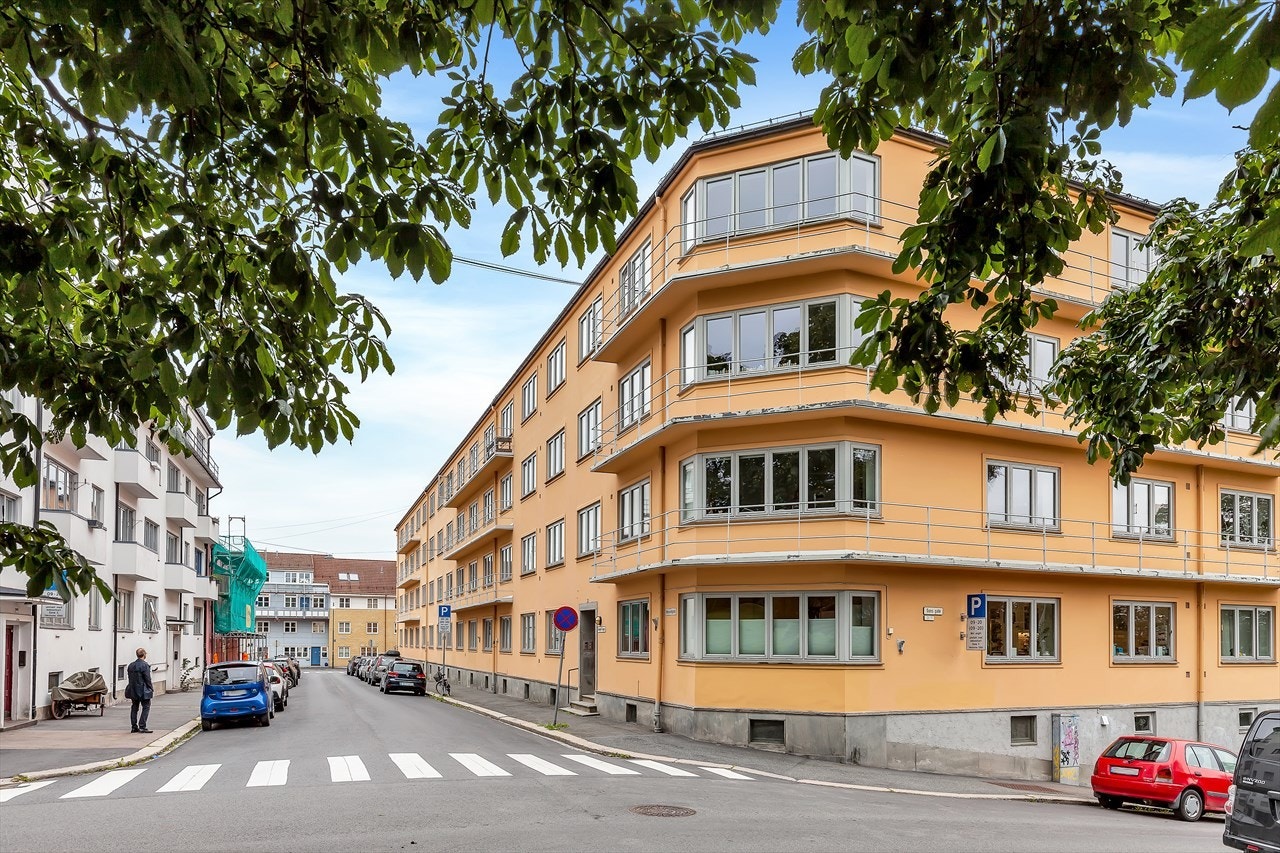 Enkel tilgang til offentlig kommunikasjon, kort vei til skole, parkanlegg og populære serveringssteder Galleribilde