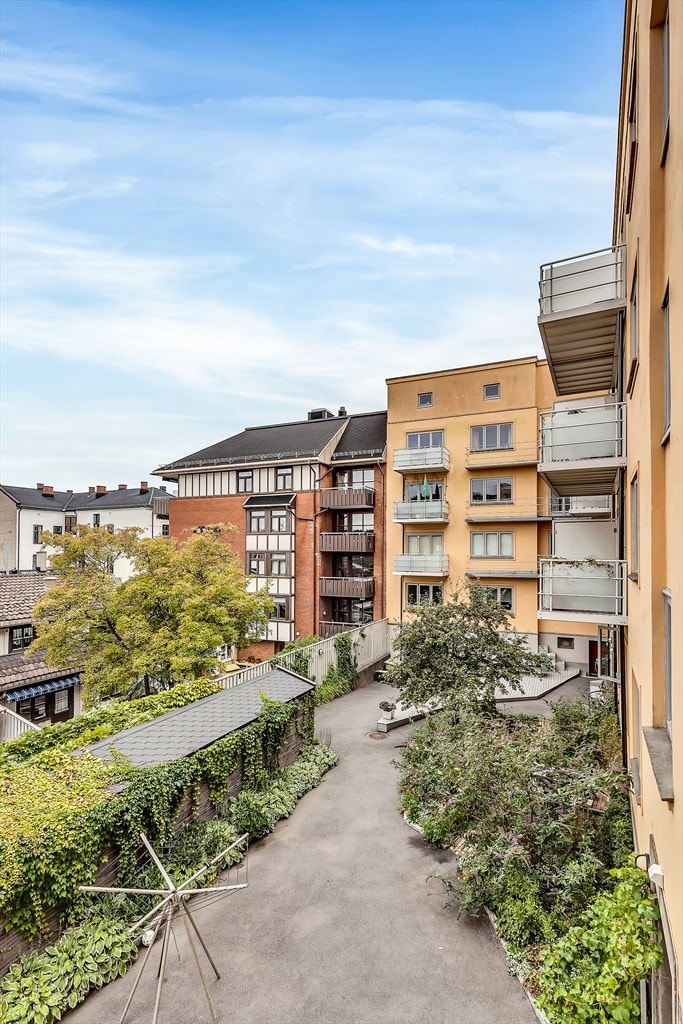 Hyggelig bakgård Galleribilde