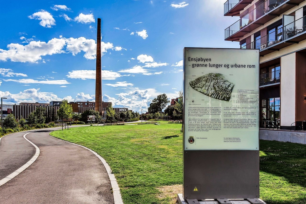 Hyggelig, bilfri gangvei over Ensjø til Valle Hovin Galleribilde