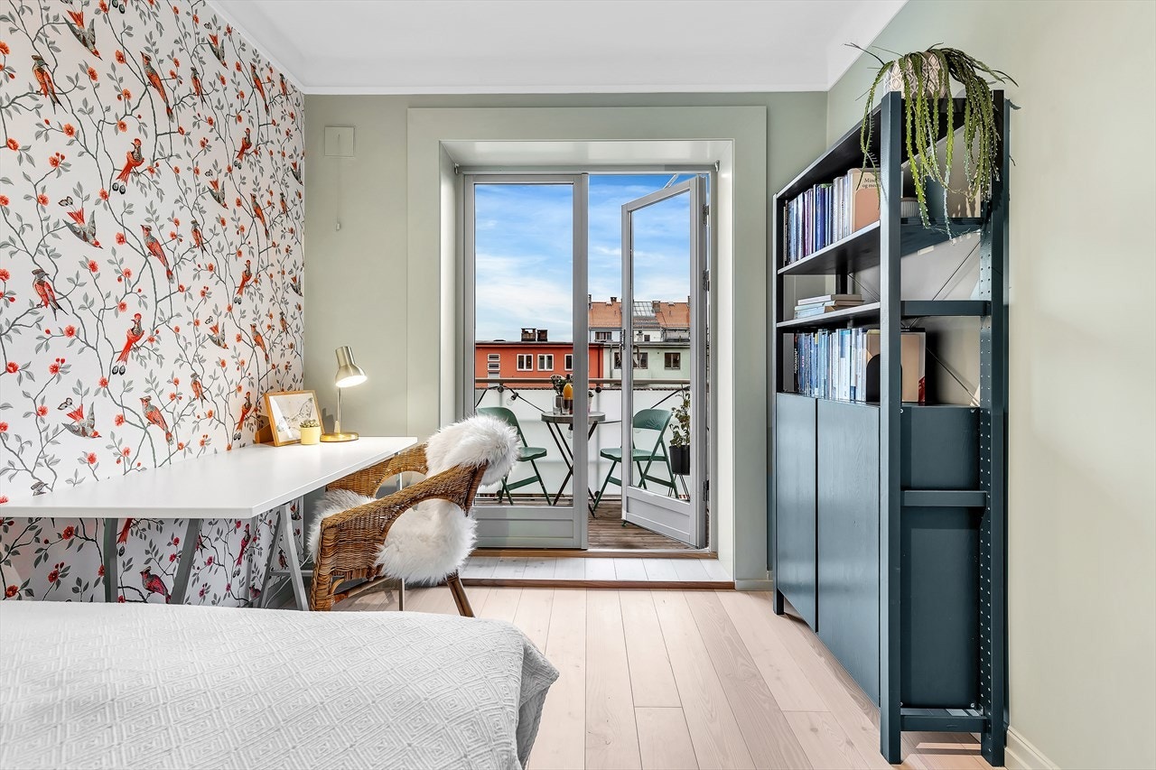 Soverommet har plass til både seng og kontorplass Galleribilde