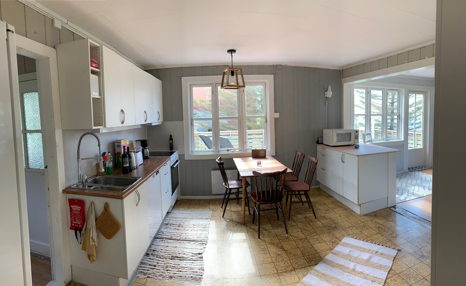 hyggelig kjøkken med åpen løsning for mer lys Galleribilde