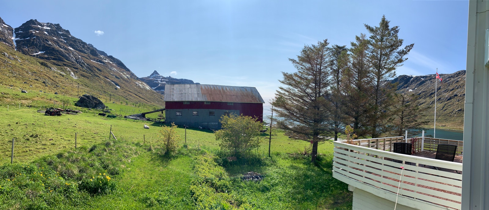 landlige rolige omgivelser. Flakstads høyeste topp; Stjerntinden i bakgrunnen Galleribilde