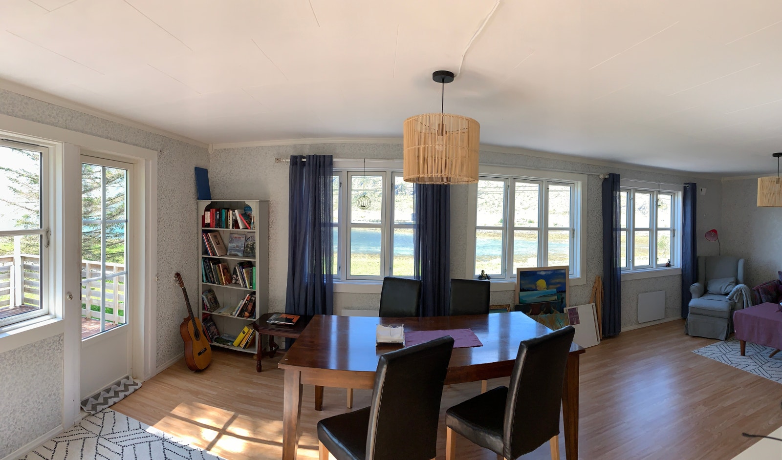 panoramautsikt over fjorden fra romslig stue Galleribilde