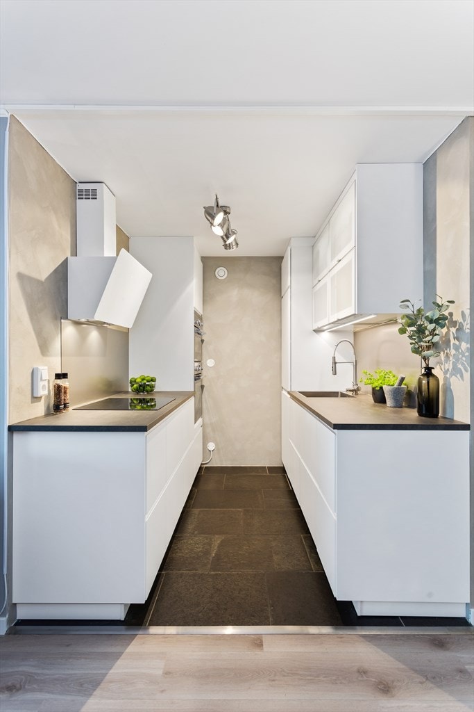 Pent kjøkken fra 2019 med flislagt gulv med varmekabler. Galleribilde