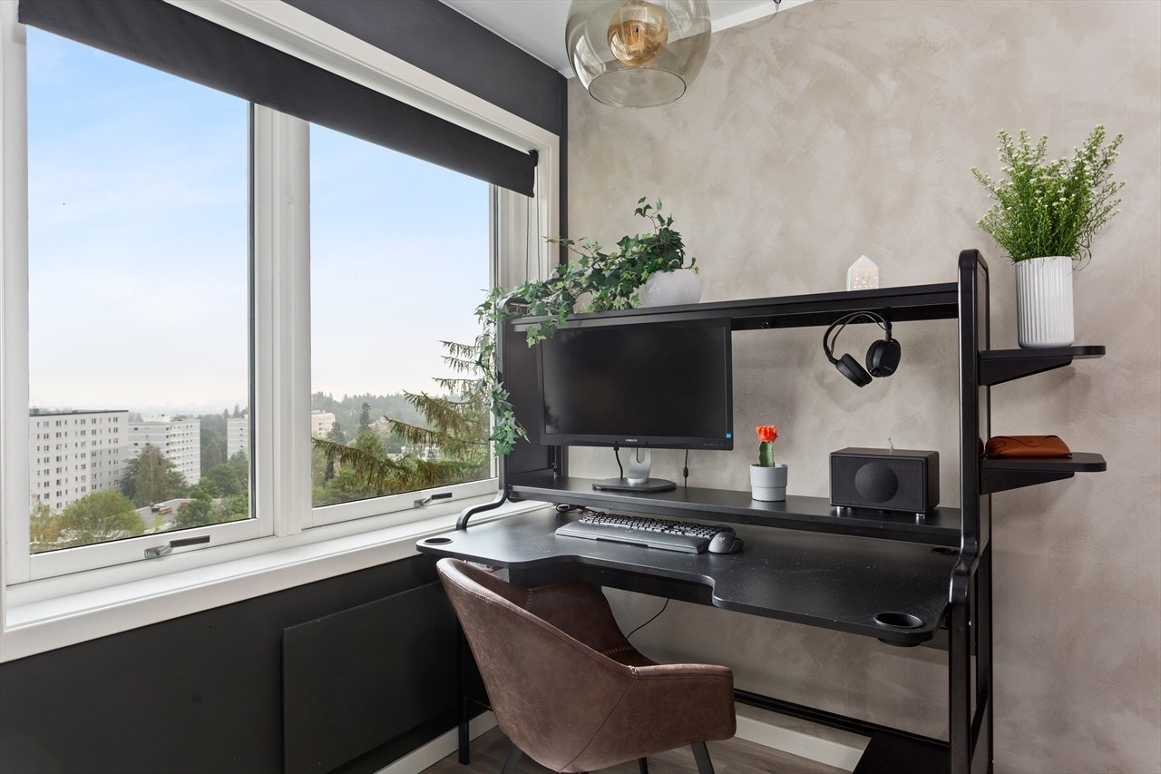 Det er også plass for skrivebord på soverom. Galleribilde