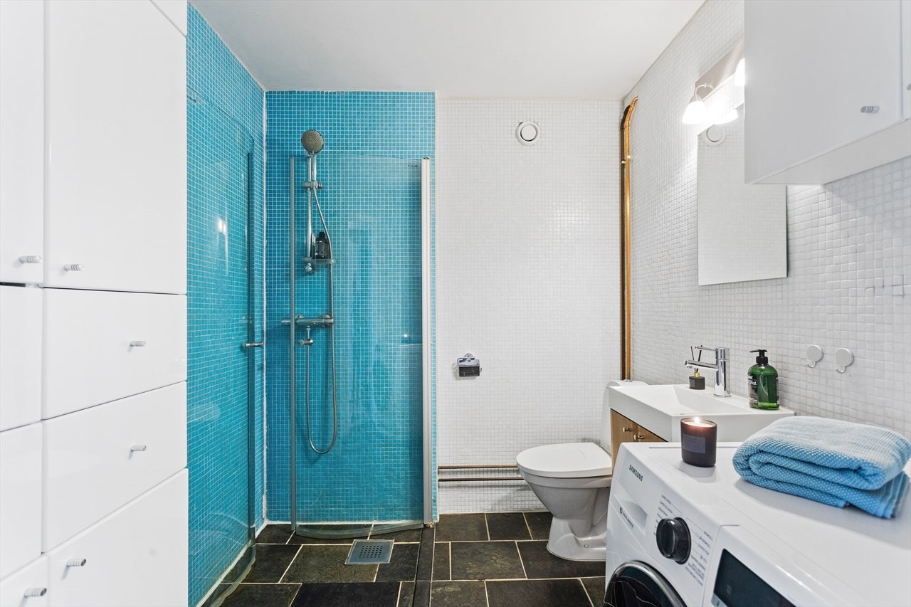 Flislagt bad med dusj. Opplegg for vaskemaskin. God skapplass. Galleribilde